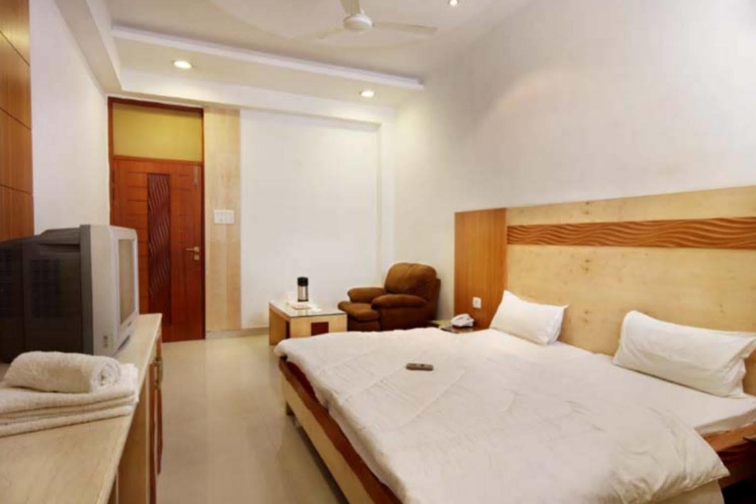 Hotel Mandakini Plaza Kanpur Zimmer foto